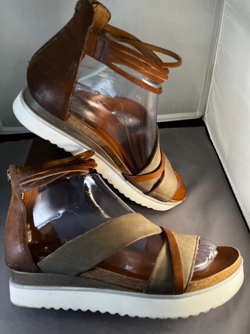 Miz Mooz New York City Tan and Khaki Ankle Strappy Sandals Size 38 (7.5-8) - Picture 2 of 9
